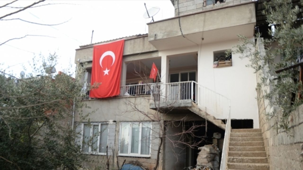 Şehit Uzman Çavuş Hüseyin Sarı'nın Kahramanmaraş'taki evine Türk bayrağı asıldı