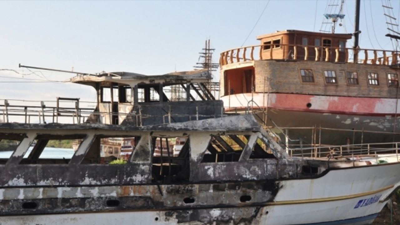 Antalya'da çıkan yangında 2 tekne kullanılamaz hale geldi