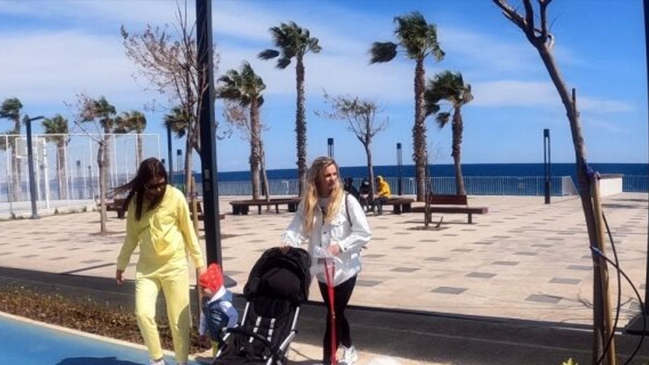 Antalya'da güneşli havayı fırsat bilenler sahillerde vakit geçirdi