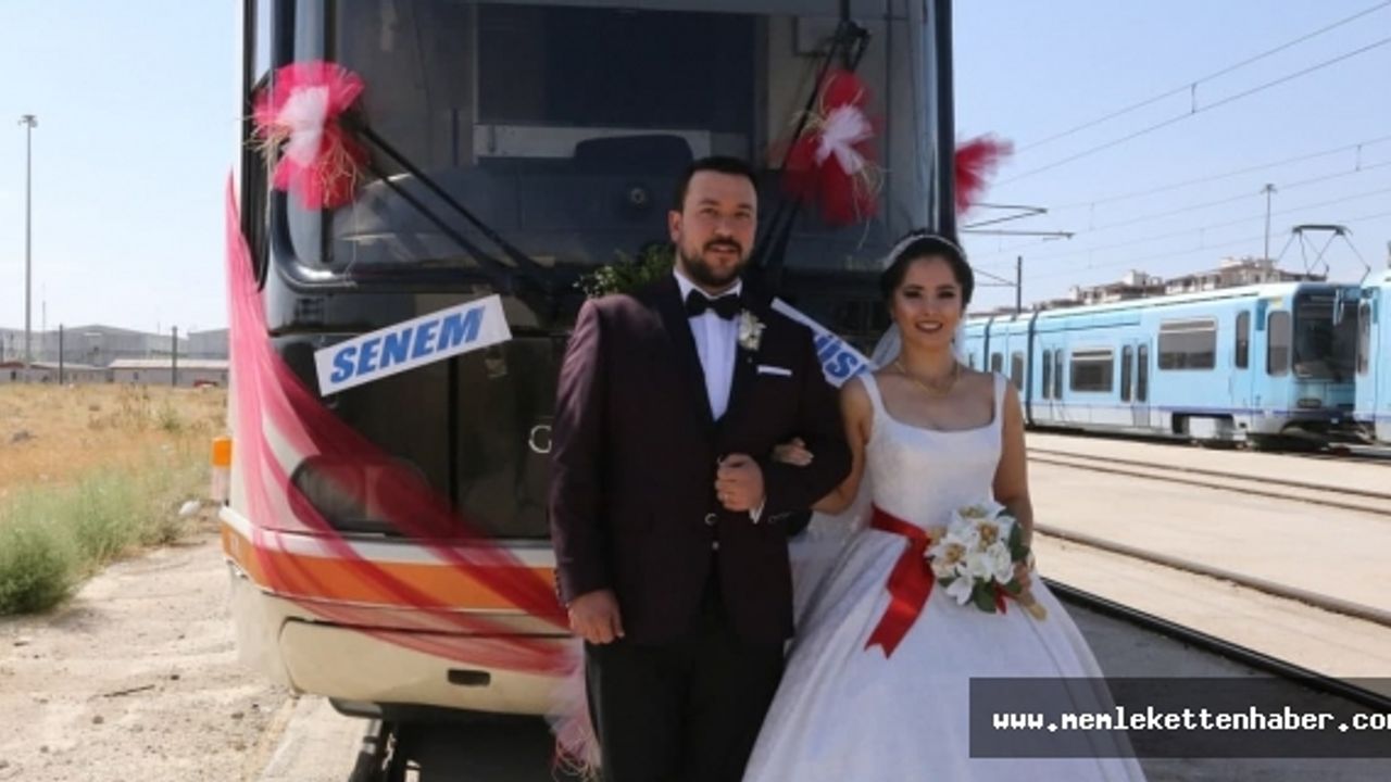 Evlenen Vatman çiftin gelin aracı Tramvay oldu