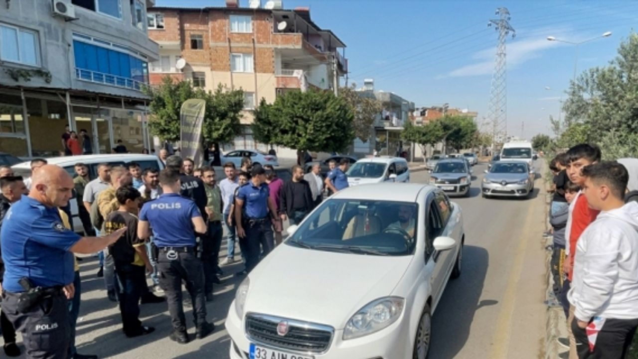 Mersin'de bulvara yaya geçidi isteyen grup yol kapatma girişiminde bulundu