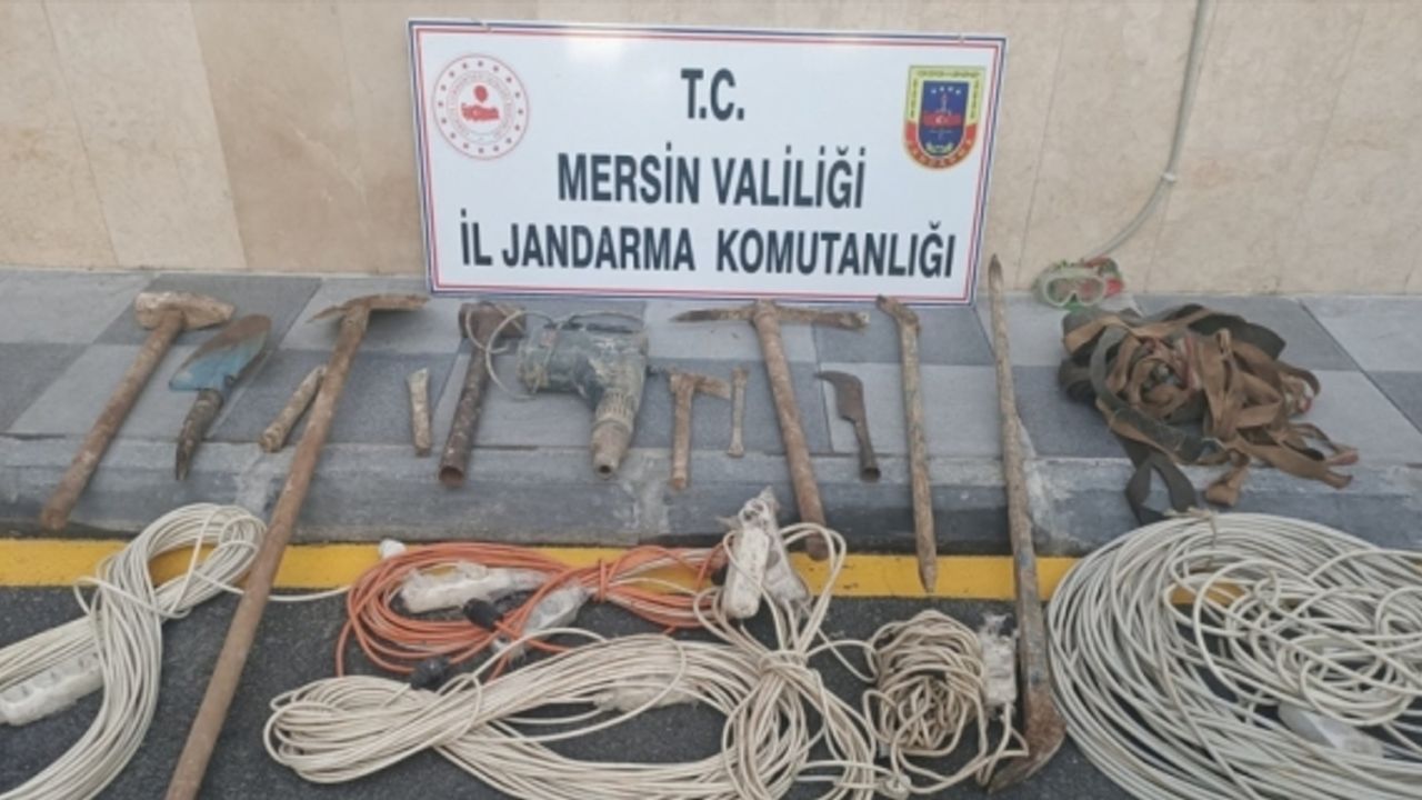 Mersin'de kaçak kazı yapan 4 kişi suçüstü yakalandı