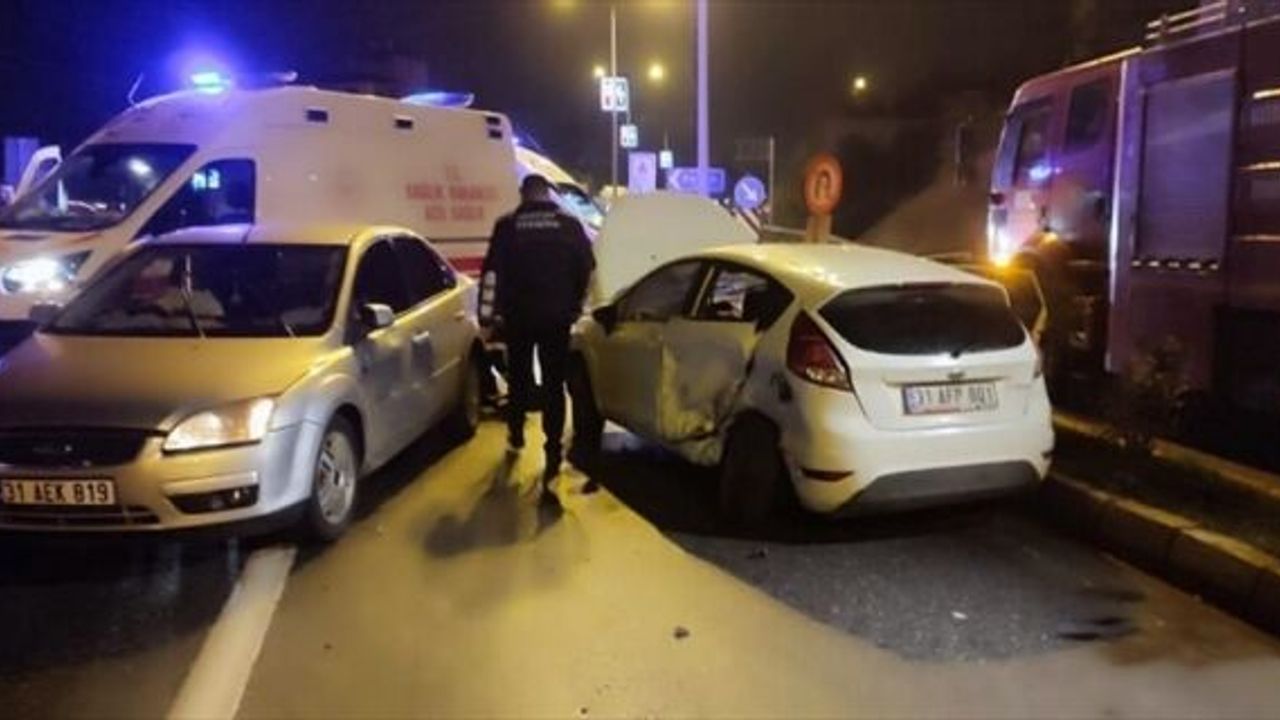 Hatay'da iki otomobilin çarpıştığı kazada 4 kişi yaralandı