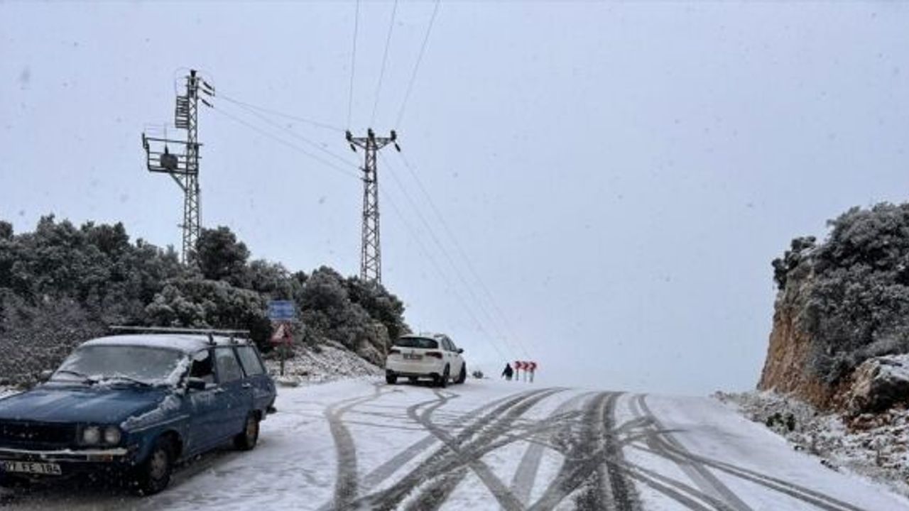 Antalya'nın yüksek kesimlerinde karla mücadele çalışması yapılıyor