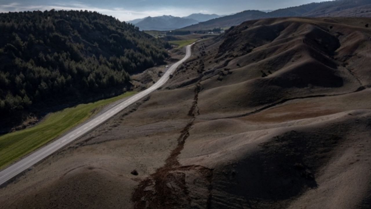 Kahramanmaraş'ta depremde oluşan yarık Çiğli Mahallesi'ni ikiye böldü