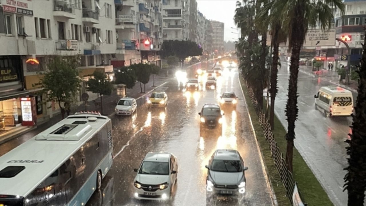 Antalya'da sağanak ve fırtına etkili oluyor