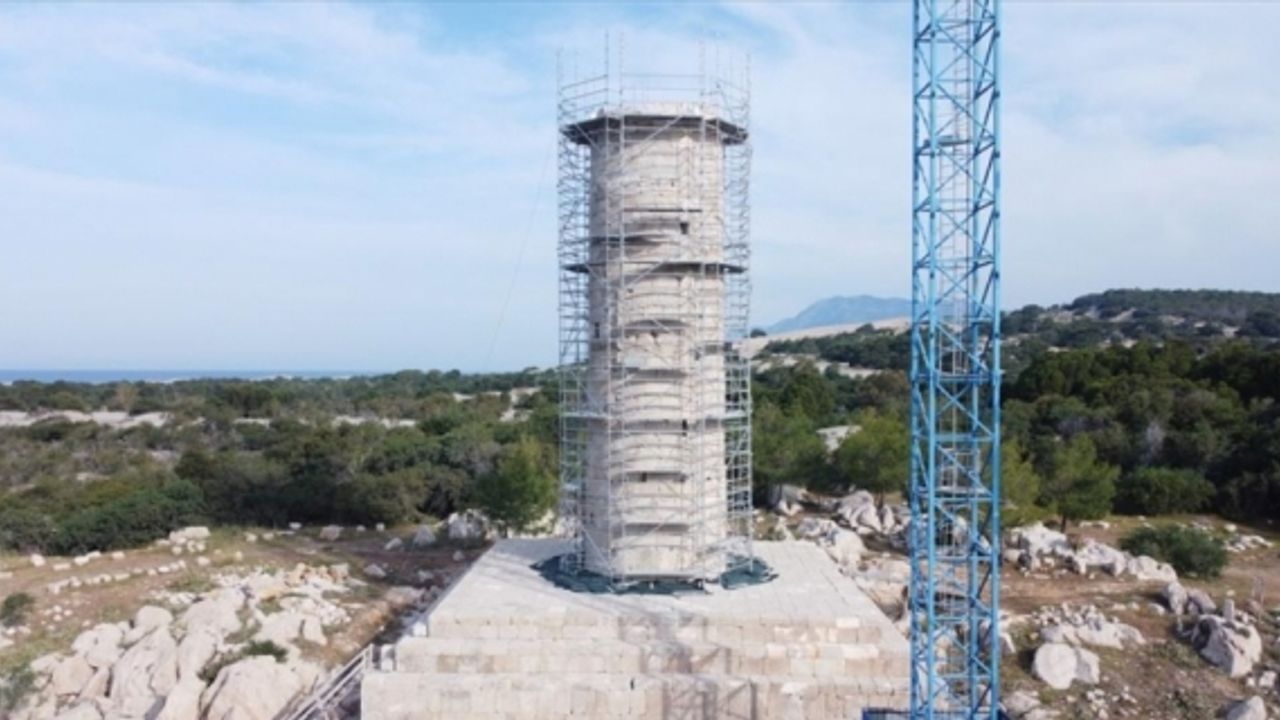 Yeniden ayağa kaldırılan Patara Deniz Feneri'nin son basamağı konuldu