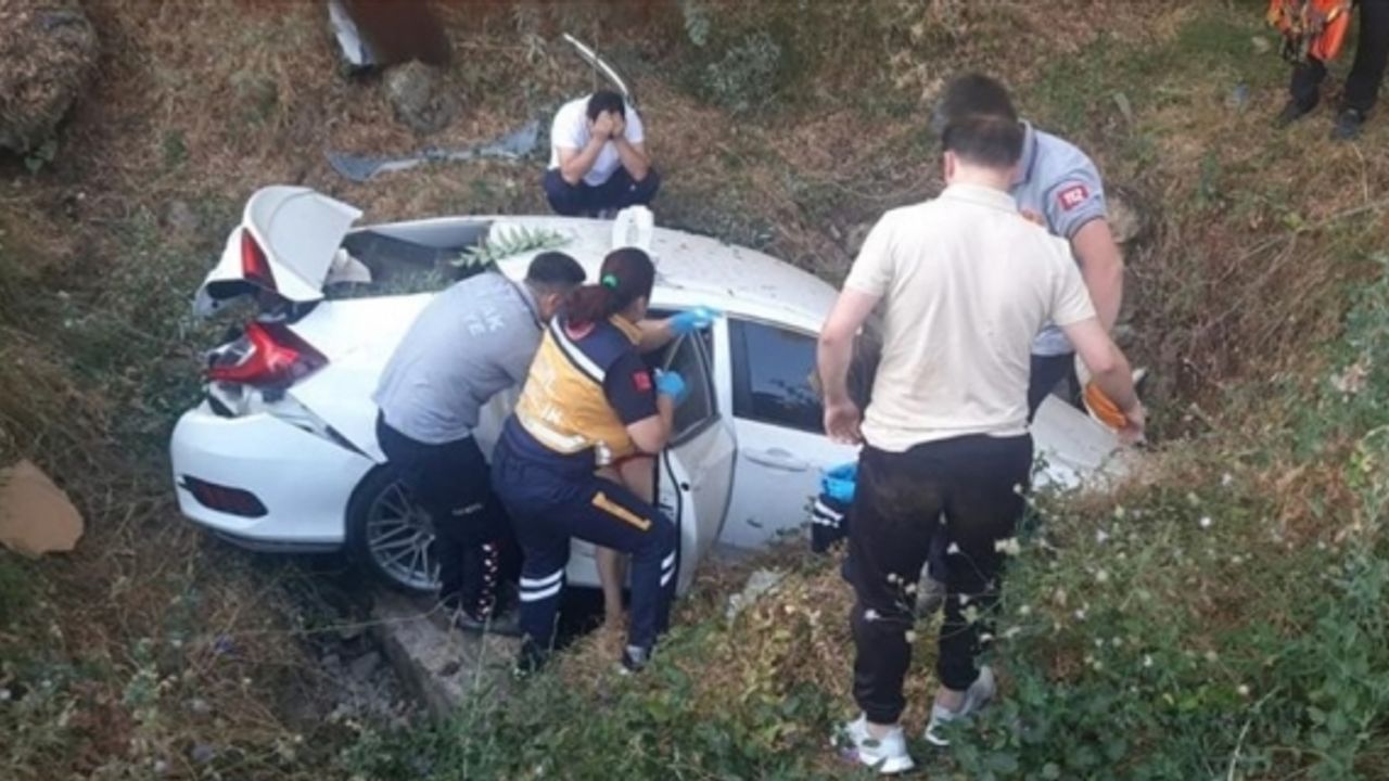 Burdur'da şarampole devrilen otomobildeki 4 kişi yaralandı
