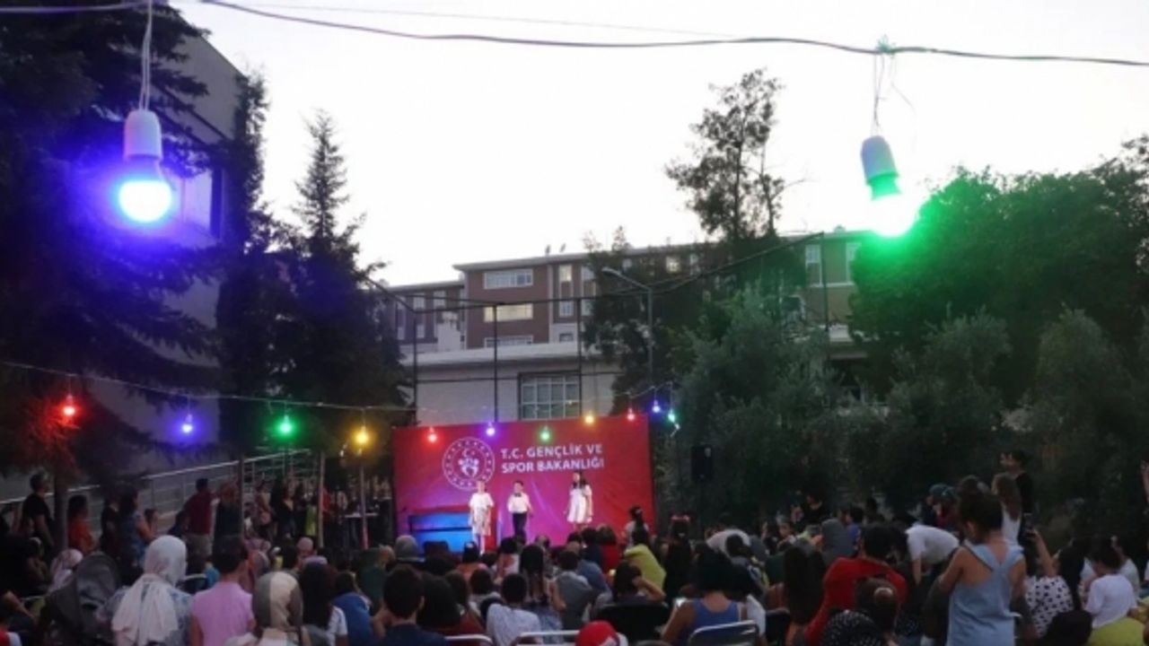 Özgecan Aslan Gençlik Merkezi'nin yaz okulu kapanış programı yapıldı