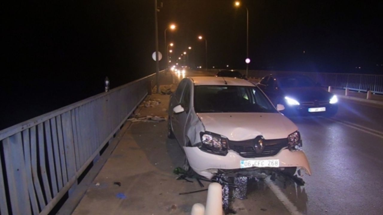 Adana'da köprüde balık tutanlara otomobilin çarpması sonucu 3 kişi yaralandı