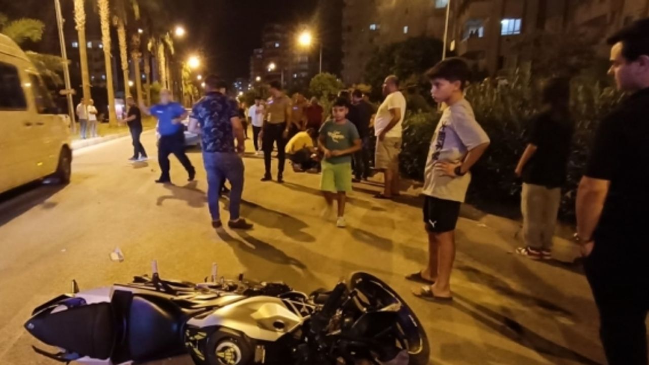 Adana'da motosiklet otomobile çarptı, 2 kişi yaralandı