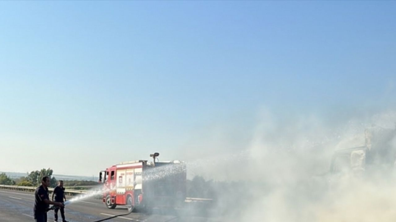 Adana'da saman yüklü tırda çıkan yangın söndürüldü