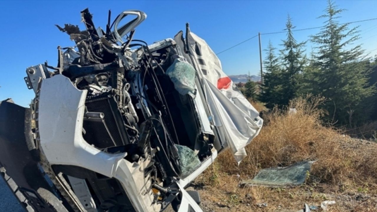 Burdur'da direğe çarpan kamyonetteki bir kişi öldü, bir kişi yaralandı