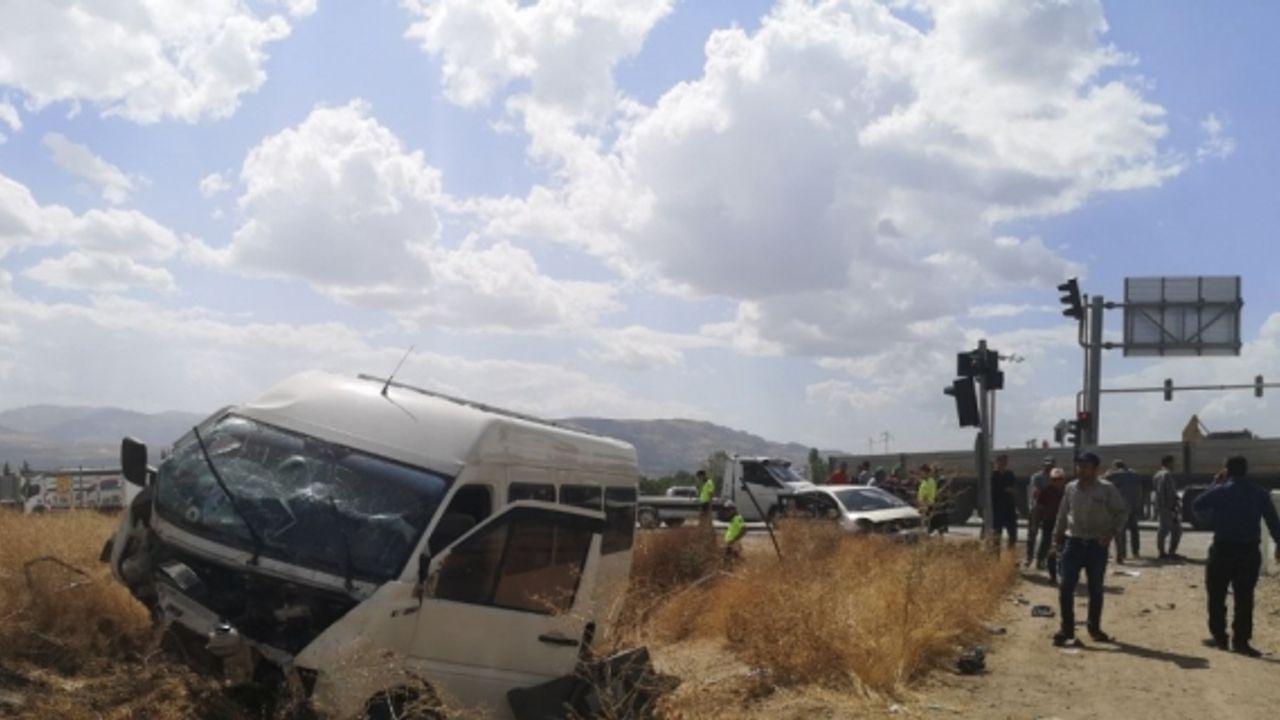 Burdur'da otomobille minibüsün çarpıştığı kazada 5 kişi yaralandı
