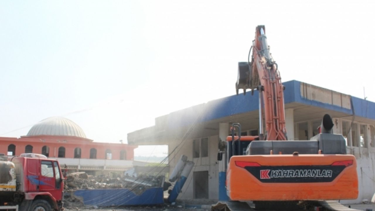 Depremlerde ağır hasar alan İskenderun Otogarı kontrollü şekilde yıkıldı