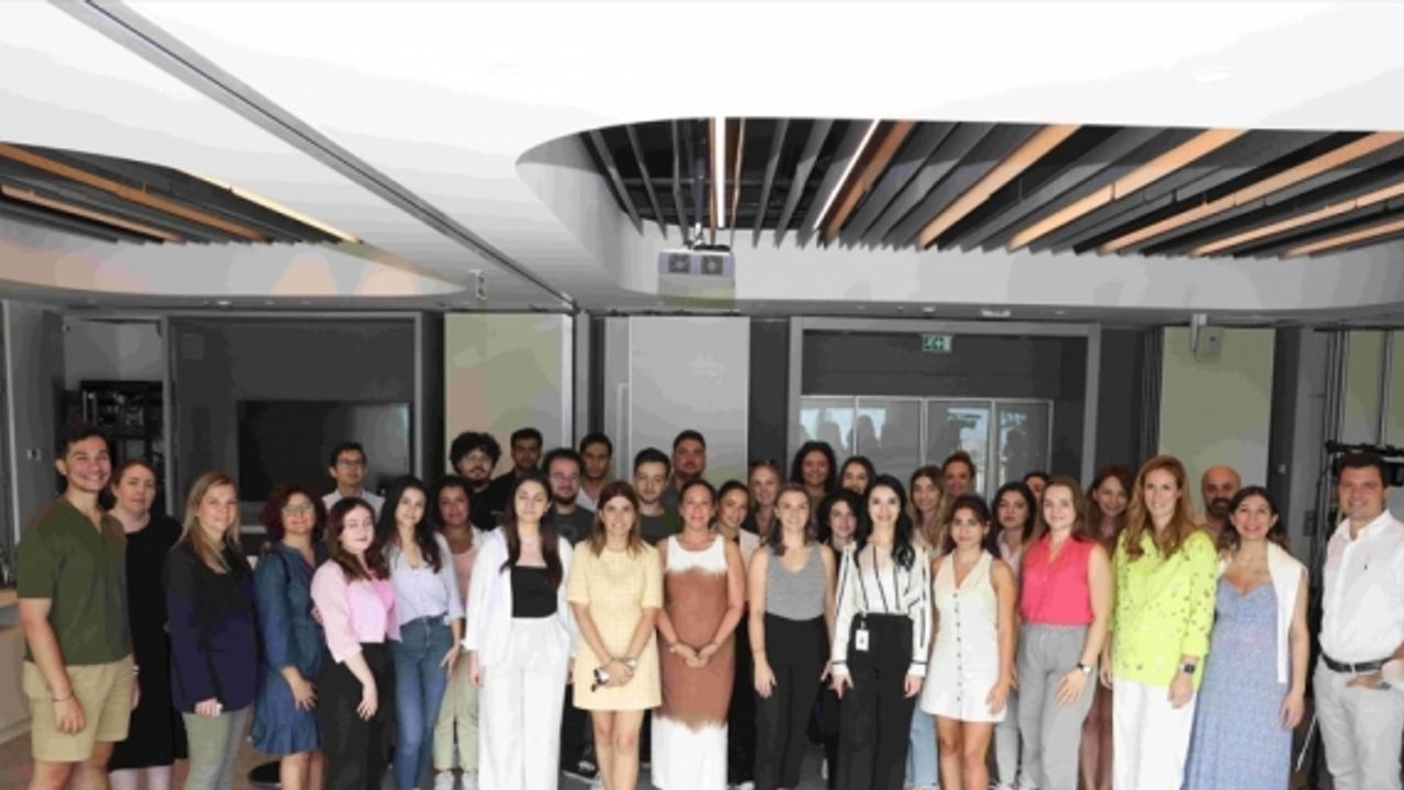 Eczacıbaşı Topluluğu, Akbank ve Fazla yöneticileri staj programına katılan öğrencilerle buluştu