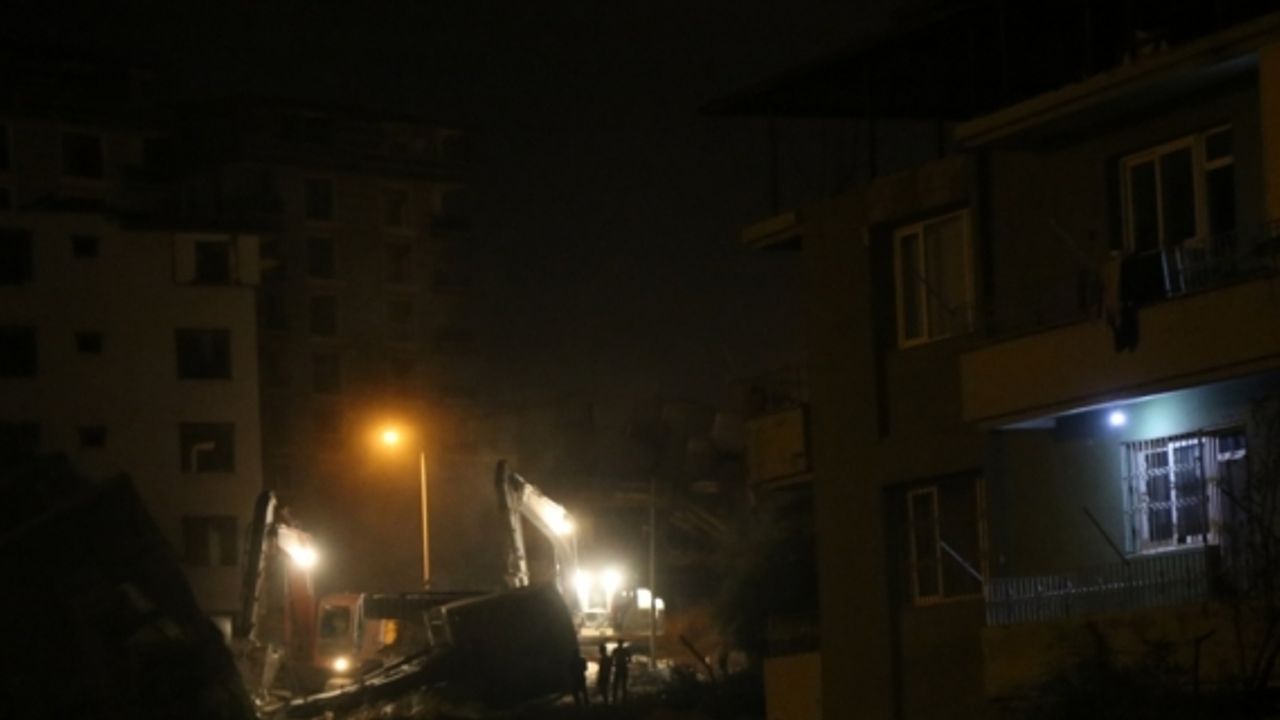 Hatay'da yıkım sırasında çöken binanın çarptığı iş makinesinin operatörü yaralandı