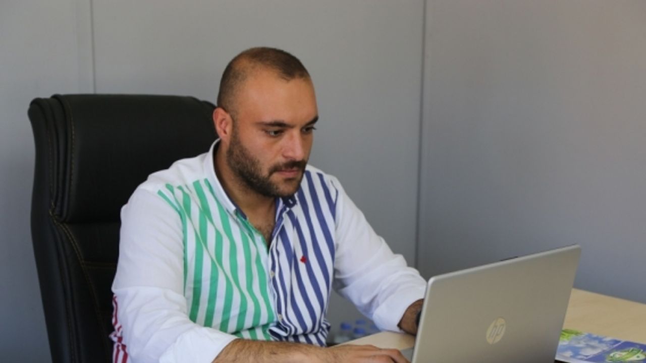 Hataylı depremzede gazeteciler prefabrik ofislerde çalışıyor