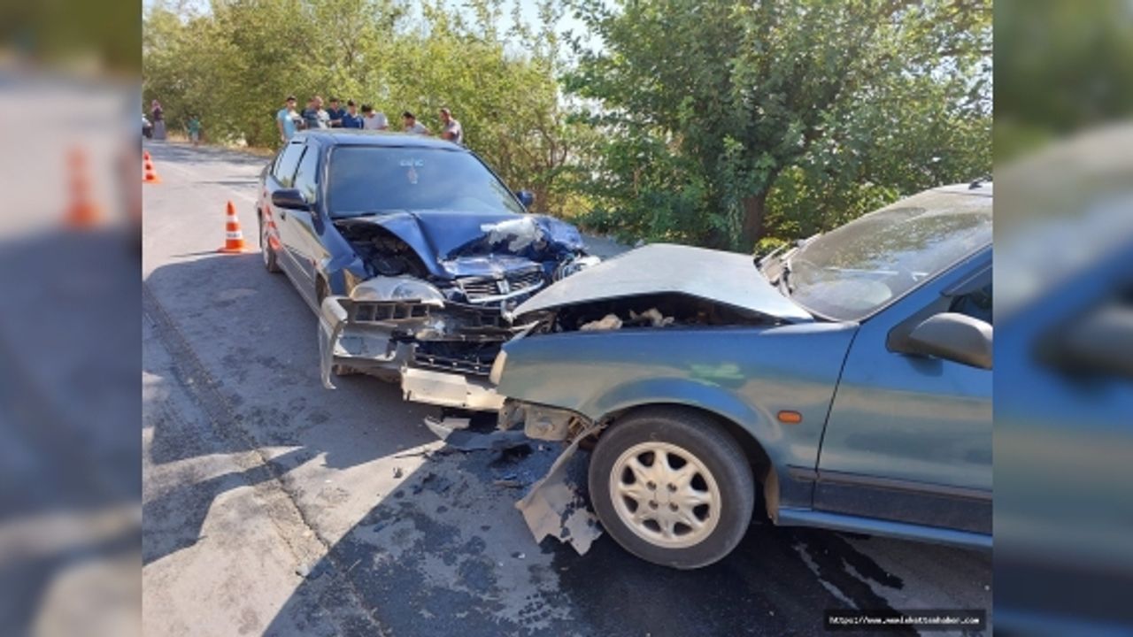 Kahramanmaraş’ta iki otomobil kafa kafaya çarpıştı: 4 yaralı 
