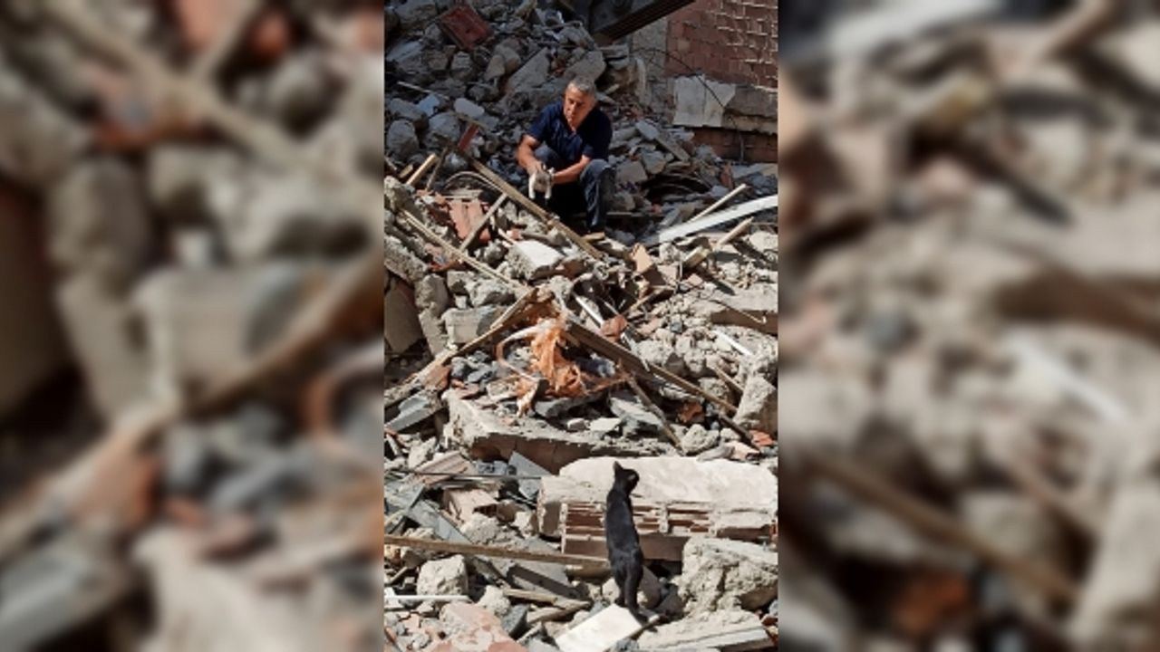 Malatya'da enkazda sıkışan kedi yavrusunu itfaiye kurtardı