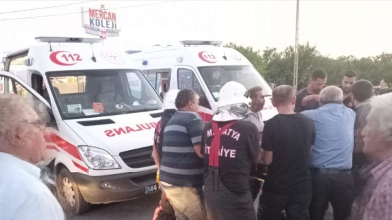 Malatya'da otomobille kamyonet çarpıştı, 5 kişi yaralandı