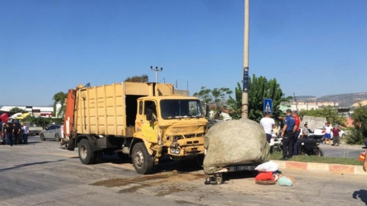 Mersin'de çöp kamyonu ile pikabın çarpışması sonucu 4 kişi öldü