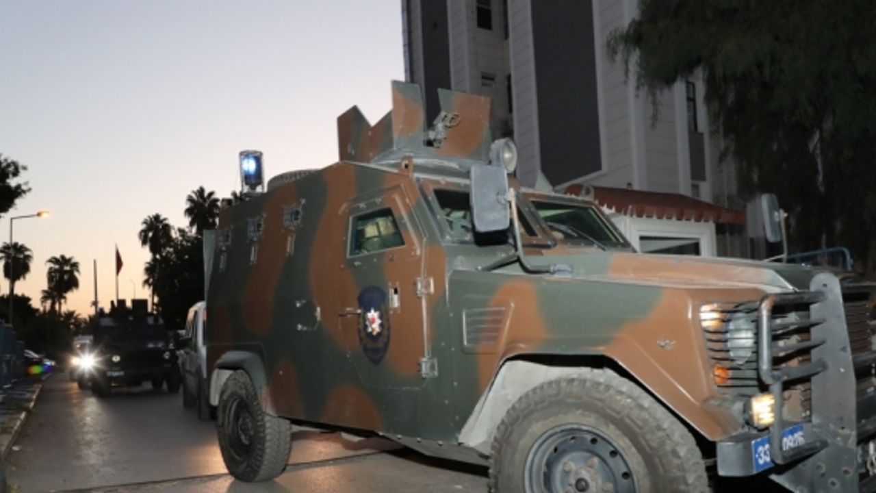 Mersin'de göçmen kaçakçılığı yaptıkları iddia edilen 3 kişi tutuklandı