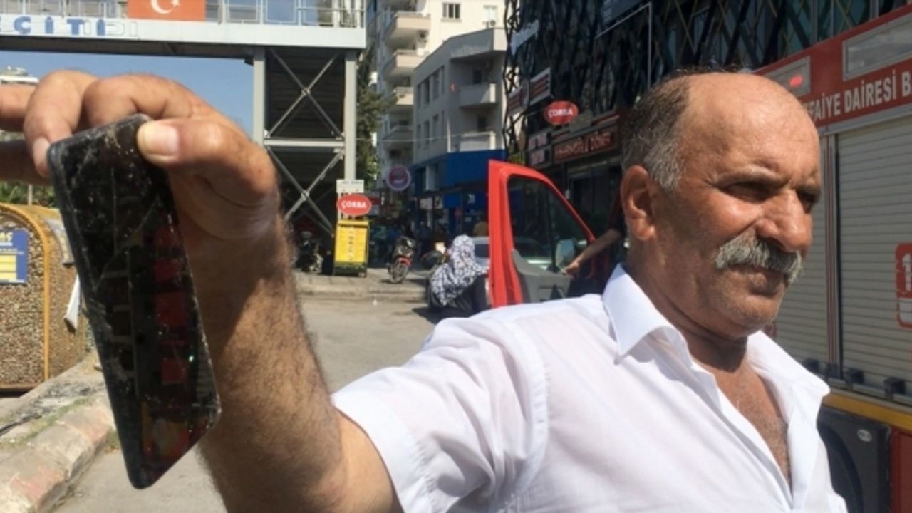 Mersin'de yağmur suyu drenaj kanalına düşen cep telefonunu itfaiye çıkardı