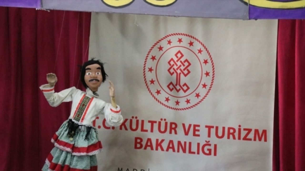 Pozantı'da çocuklar, Hacivat ve Karagöz gösterisiyle eğlendi