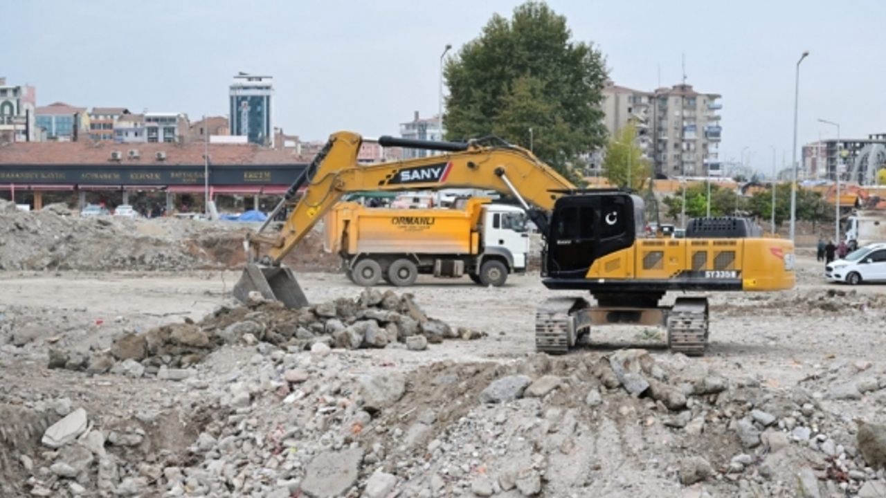 AK Parti Malatya Milletvekili Tüfenkci, Merkez Çarşısı'nda devam eden çalışmaları inceledi