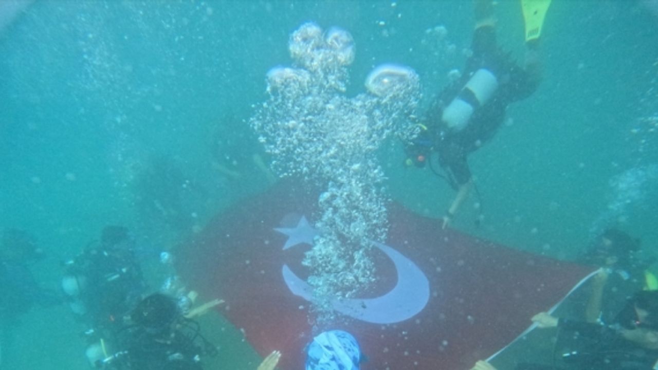 Antalya'da Cumhuriyet'in 100. yılında su altında Türk bayrağı açıldı