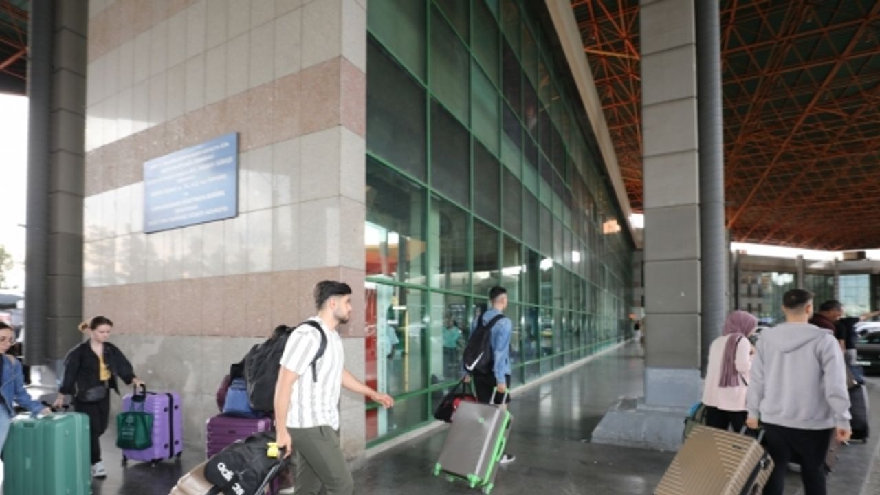 Antalya'da KYK yurtlarında kalacak öğrenciler otogar ve havalimanında karşılanıyor