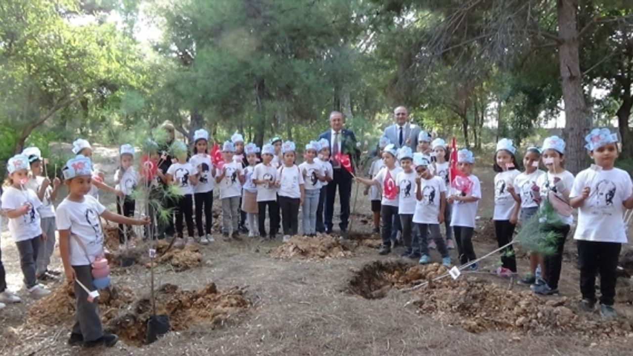 Erdemli'de Cumhuriyet'in 100. yılında 100 fidan toprakla buluşturuldu