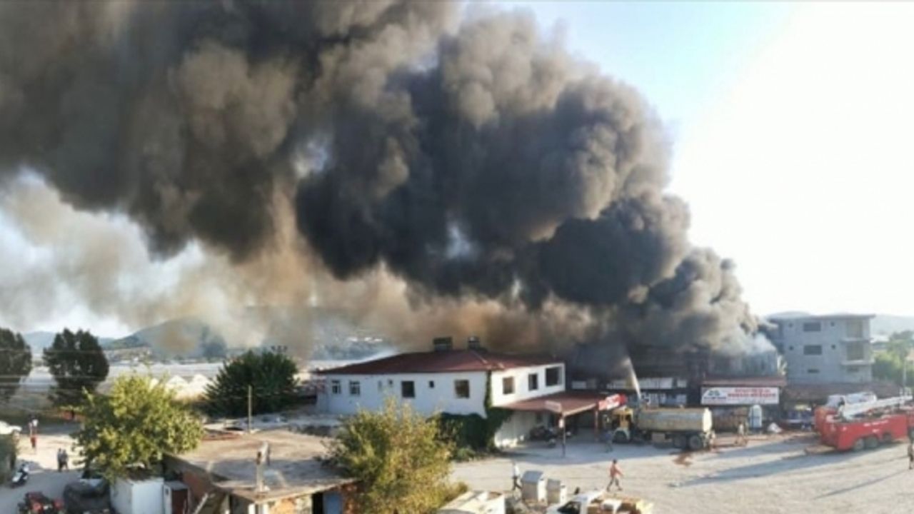 Kaş'ta beyaz eşya ve mobilya mağazasında çıkan yangın söndürüldü