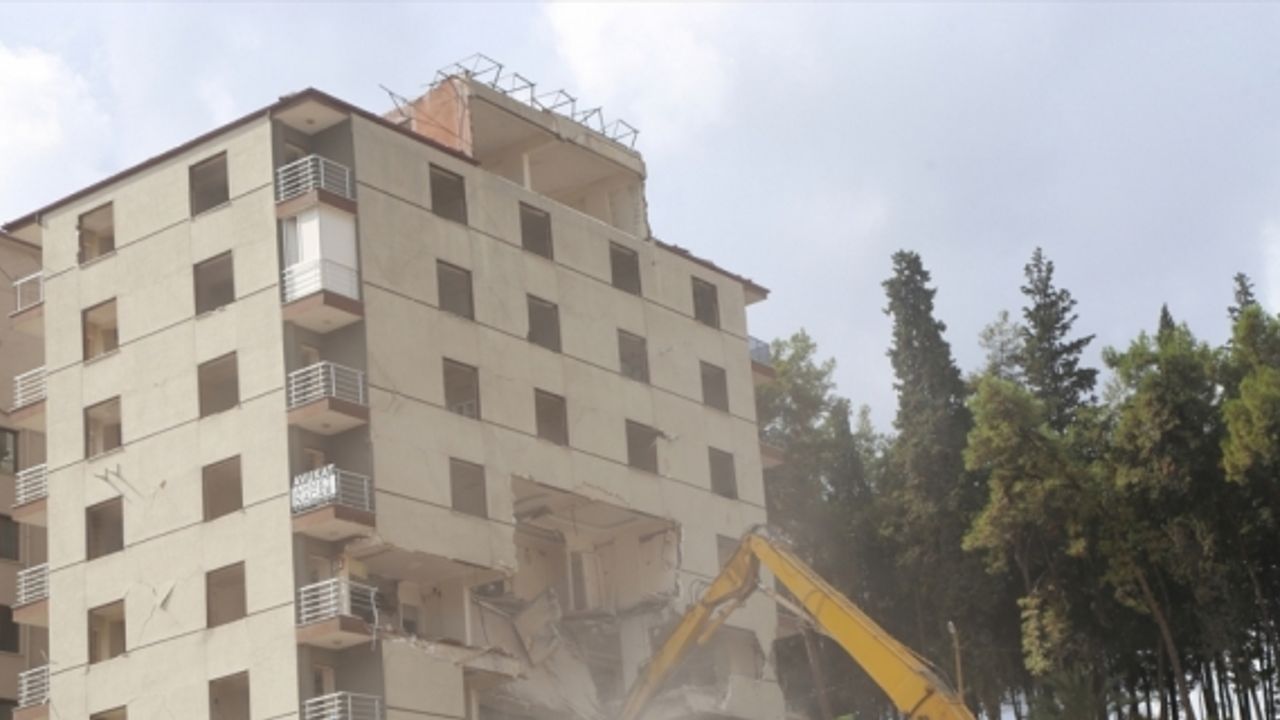 Hatay'da ağır hasarlı 4 bina kontrollü şekilde yıkıldı