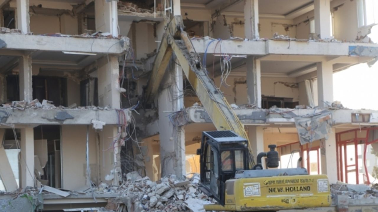 Hatay'da depremlerde ağır hasar alan 3 bina kontrollü yıkıldı