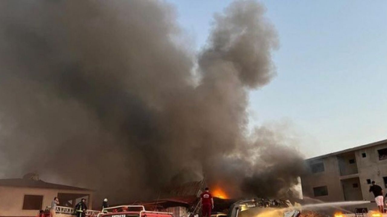 Kaş'ta beyaz eşya ve mobilya mağazasında yangın çıktı