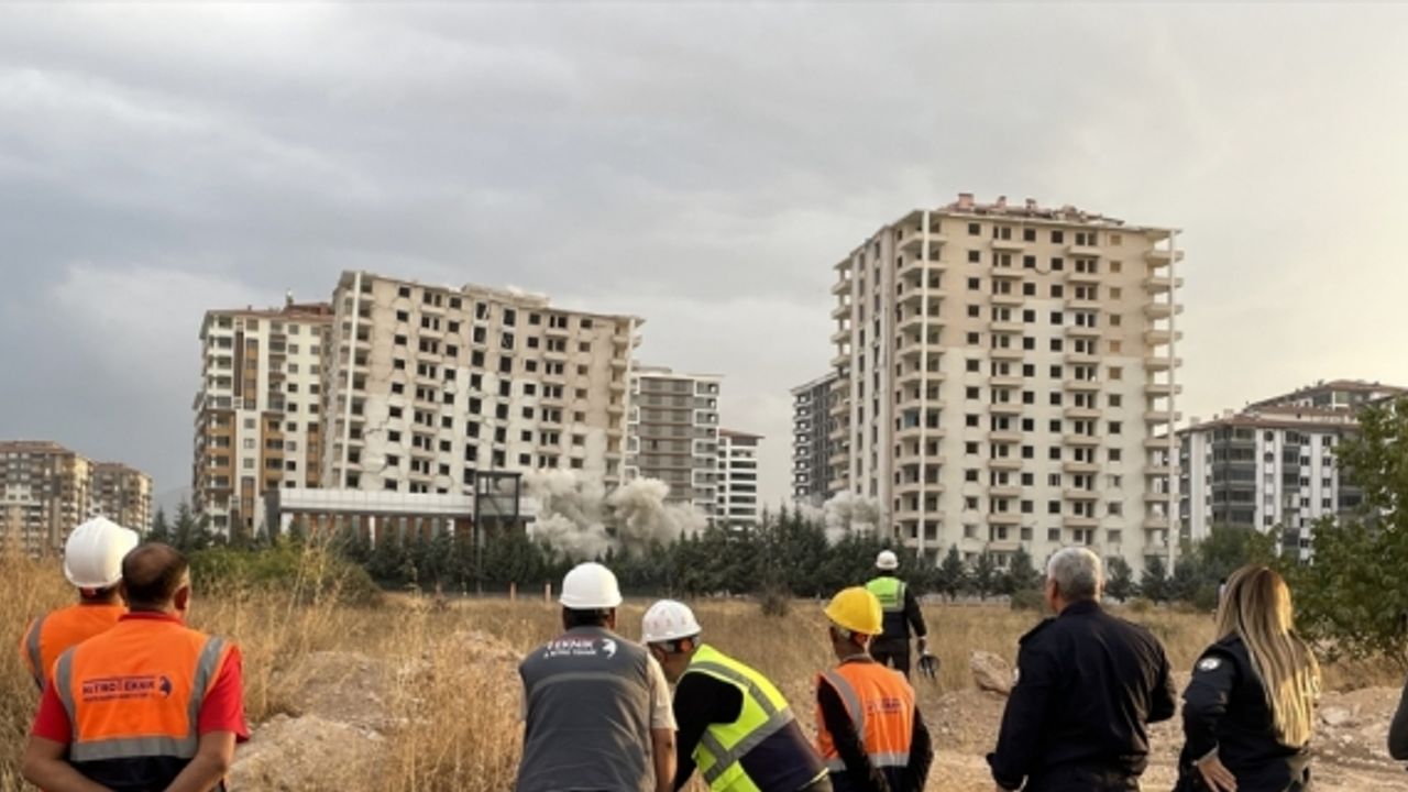 Malatya'da ağır hasarlı 13 katlı 2 bina patlayıcı kullanılarak yıkıldı