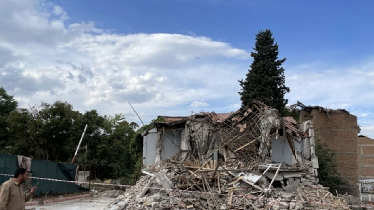 Malatya'da depremlerde ağır hasar alan 2 katlı bina kendiliğinden çöktü