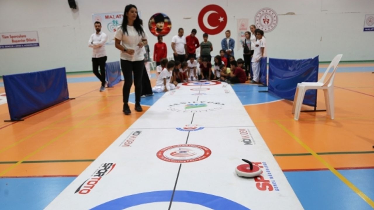 Malatya'da konteyner kentte kalan çocuklar curling etkinliğinde buluştu