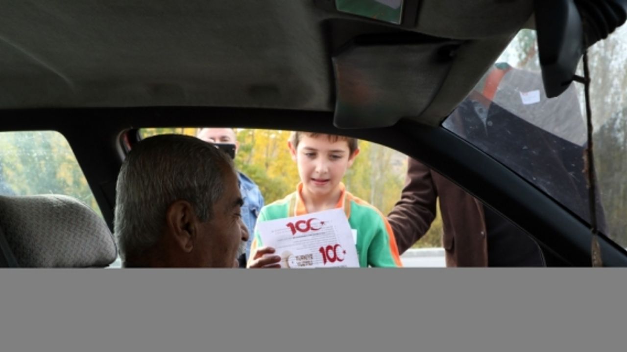 Malatya'da öğrenciler, Cumhuriyet'in 100. yılı dolayısıyla sürücülere kayısı ikram etti