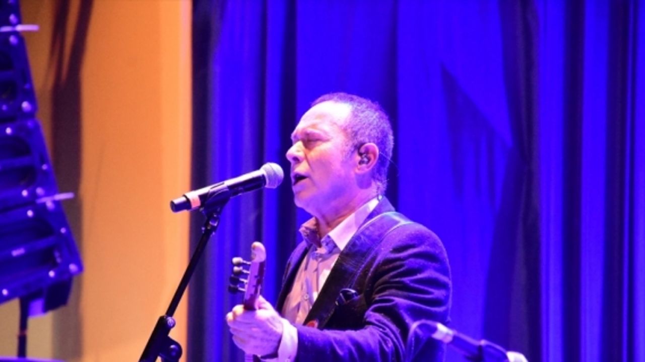 Antalya Kültür Yolu Festivali'nde Sümer Ezgü konser verdi