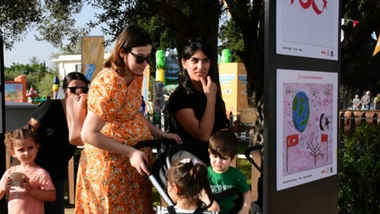 Depremzede çocukların Cumhuriyet'in 100. yılı dolayısıyla yaptığı resimler Antalya'da sergileniyor
