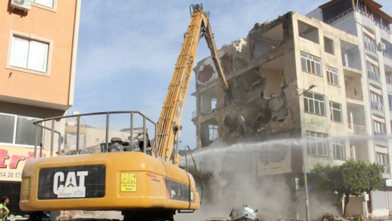 İskenderun'da depremlerde ağır hasar alan 4 bina kontrollü yıkıldı