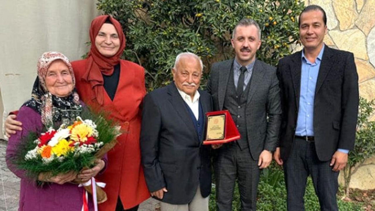 Kemer Kaymakamı Solmaz, 83 yaşındaki emekli öğretmeni ziyaret etti