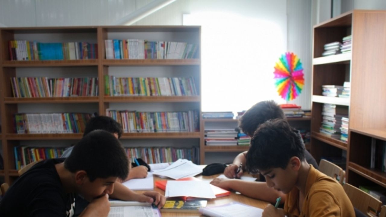 Üniversiteliler Hatay'daki depremzede öğrenciler için kütüphane kurdu