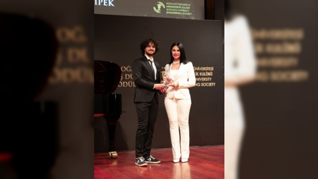 A5 Savunma Sanayii Dergisi İmtiyaz Sahibi İpek İpek, "Yılın Girişimci Kadını" seçildi