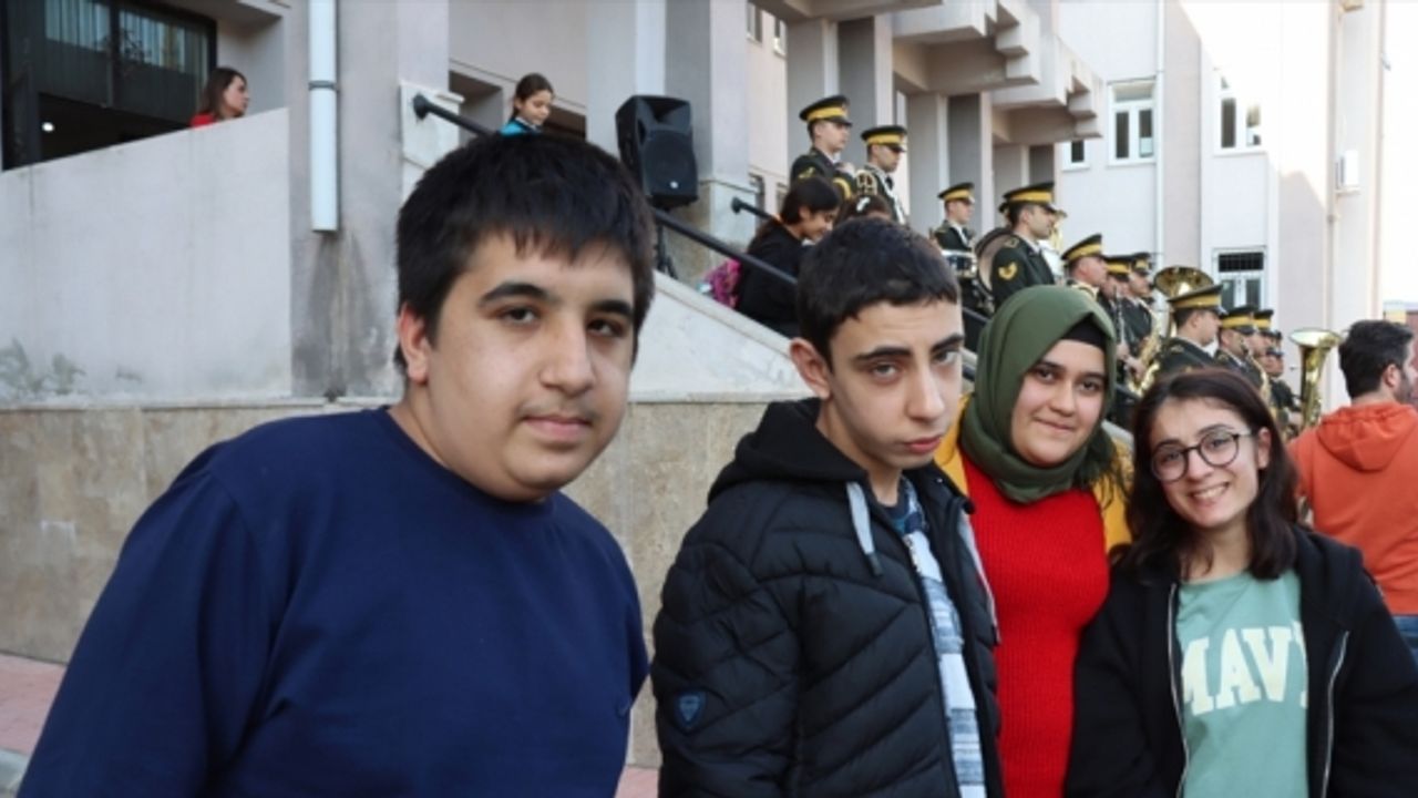 Adana'da askeri bando özel gereksinimli bireylere konser verdi