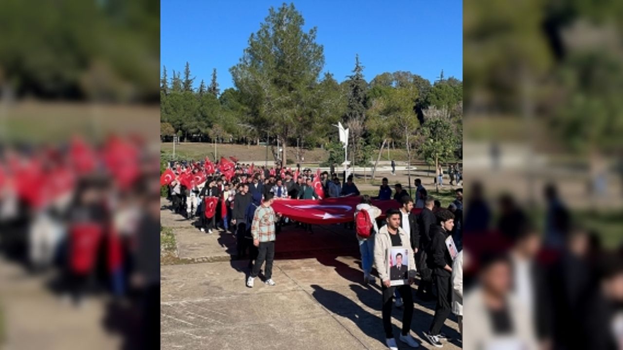 Adana'da üniversite öğrencileri şehit askerler için yürüdü