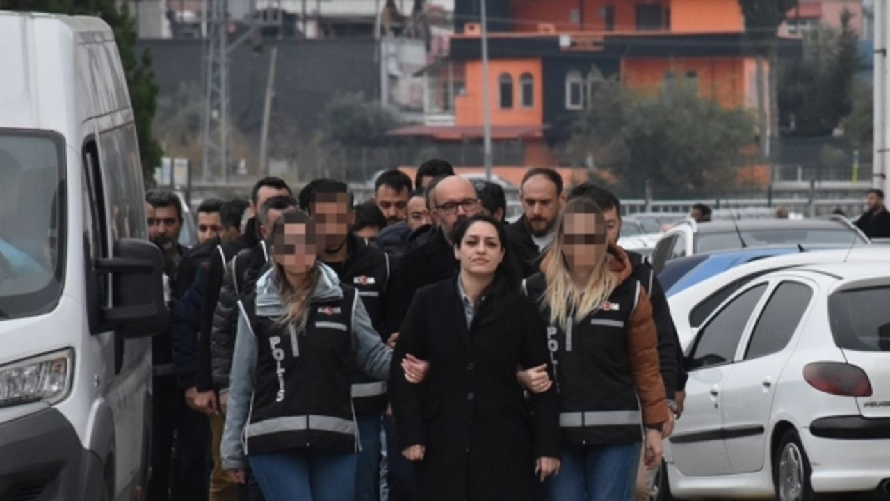 Adana Büyükşehir Belediyesine yönelik operasyonda yakalanan 5 şüpheli tutuklandı